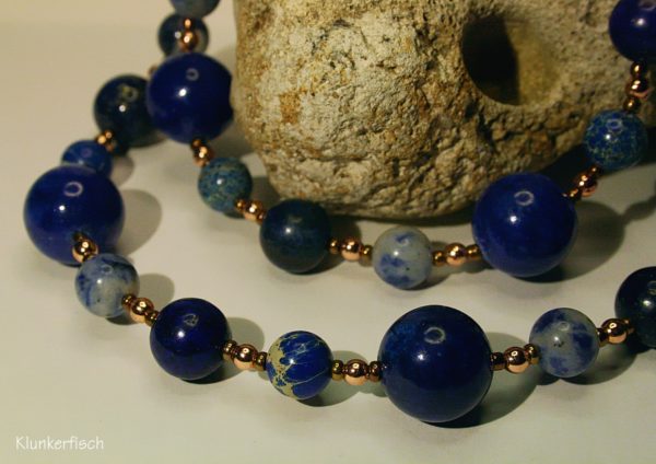 Collier aus verschiedenen blauen Schmuckstein-Perlen mit Roségold- und Kupfer-Akzenten