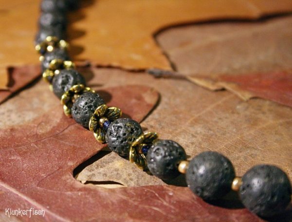 Gustav-Klimt-Halskette mit Lava-Perlen und einer Lapislazuli-Perle *Rose*