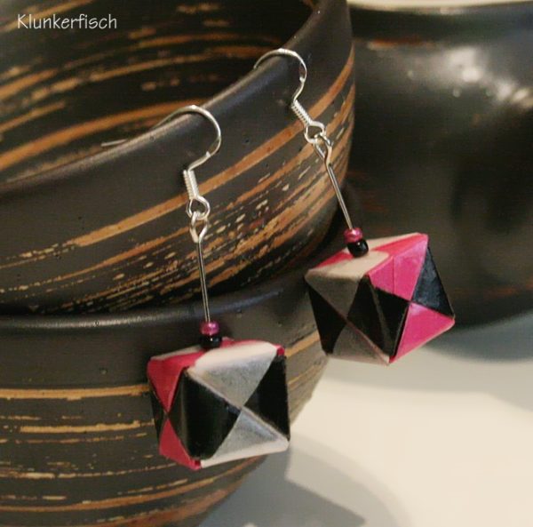 Origami-Ohrringe mit Würfeln in Pink, Schwarz und Weiß
