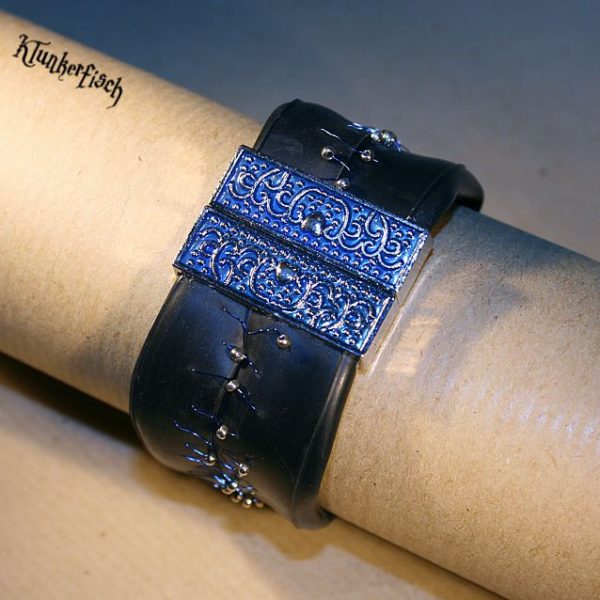 Armband aus Fahrradschlauch mit Perlen-Verzierung und blauem Ornament-Verschluss