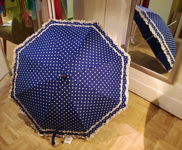 Regenschirm / Stockschirm in Dunkelblau mit weißen Punkten und Rüschen