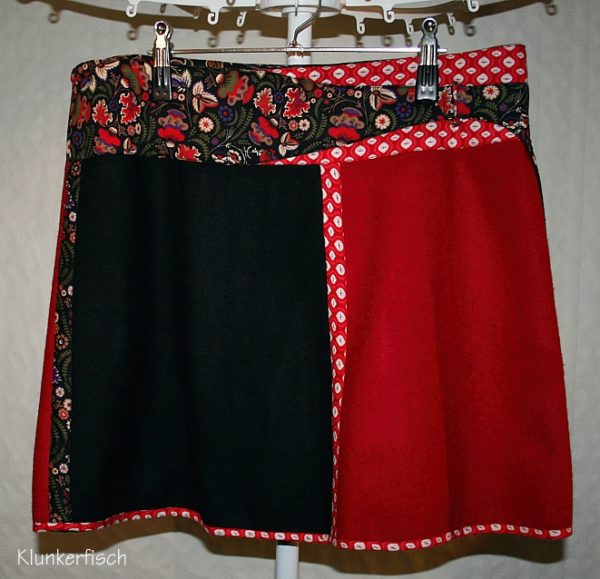 Wickelrock aus Wolle in Rot und Schwarz