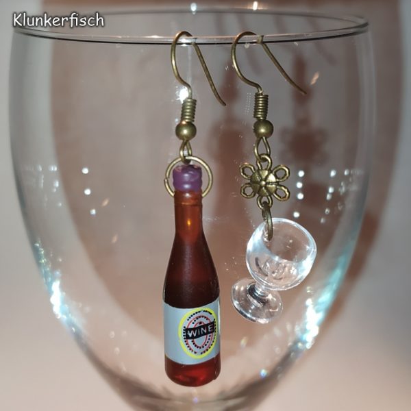 Witzige Ohrringe für Weingenießerinnen: Weinflasche mit Weinglas