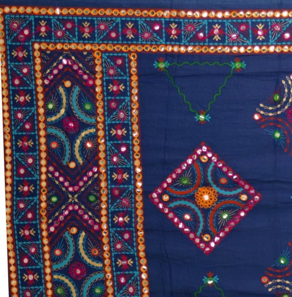 Indisches Tuch aus Baumwolle mit Stickerei und Spiegelchen in Blau