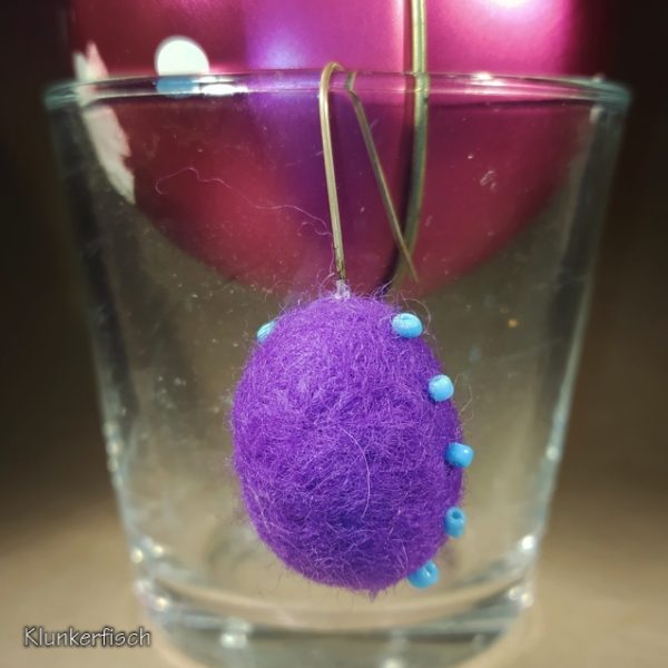 Osterei-Single-Ohrring aus Filz in Violett mit hellblauen Glasperlen